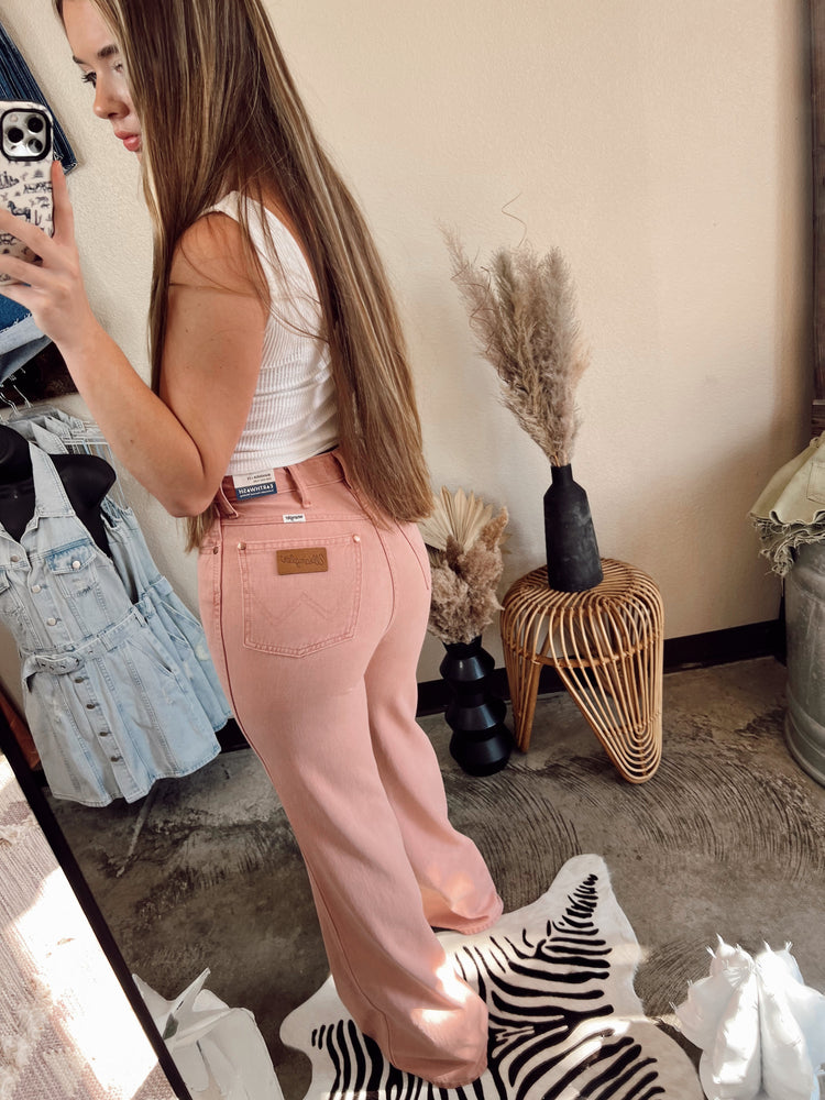 Wrangler Wanderer 622 Rose Pink Flare Jeans outfit inspiration
